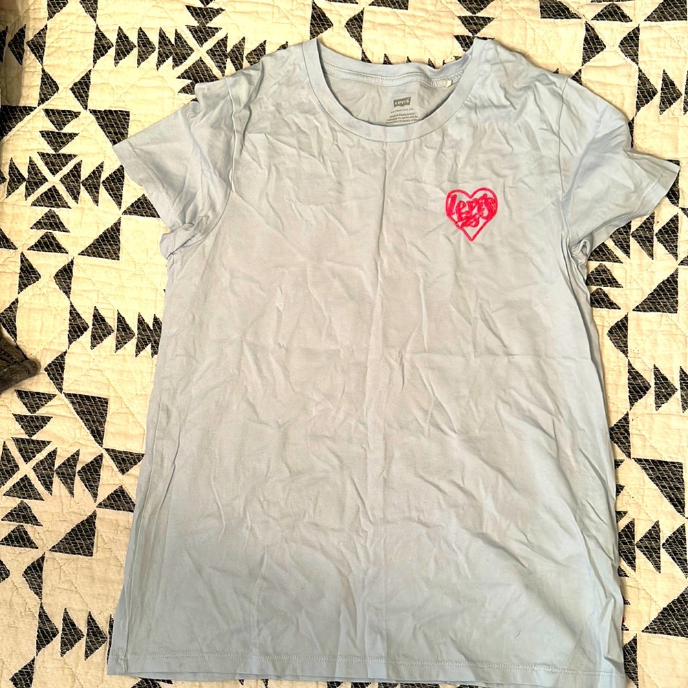 Women’s Levi’s shirt